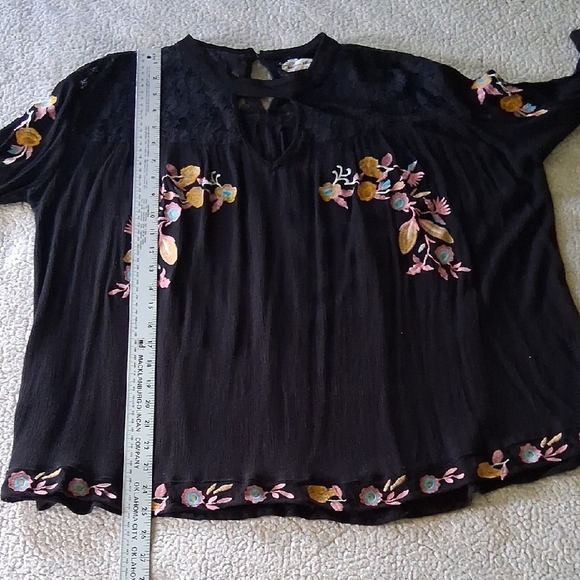 Elegant Black Floral Embroidered Blouse - Picture 5 of 6